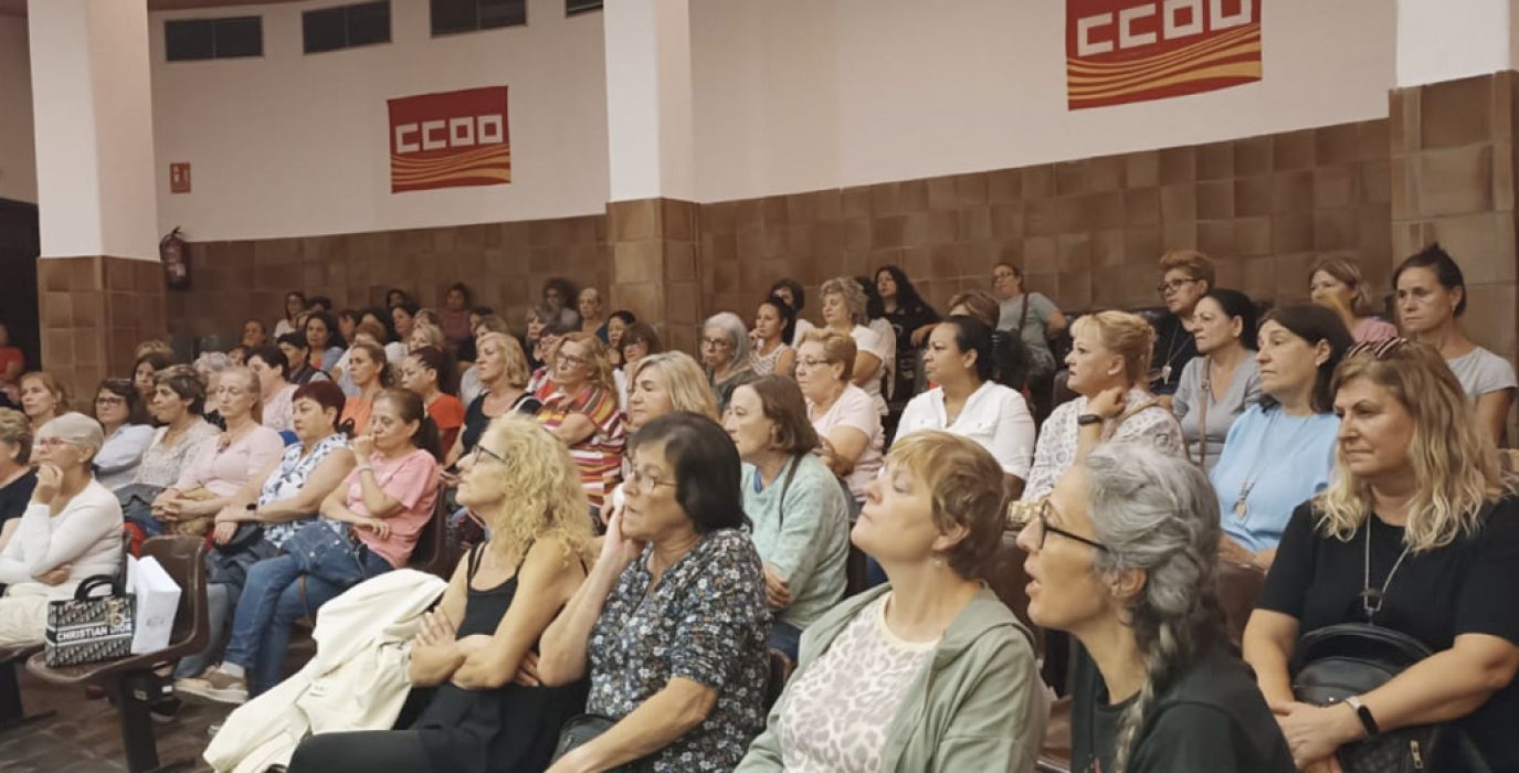 Trabajadoras de ayuda a domicilio en el encuentro mantenido en la sede de CCOO Aragón | Foto: CCOO