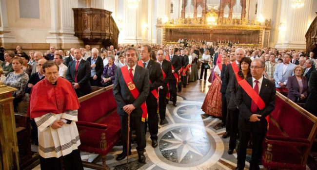 Juan Alberto Belloch, junto a sus concejales socialistas, en la ofrenda de flores a la virgen del Pilar.