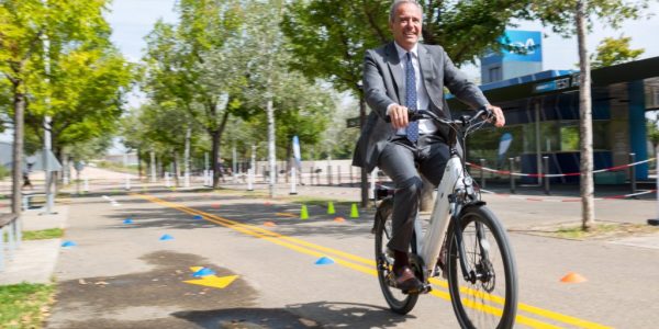 vehículo Azcón en bicicleta
