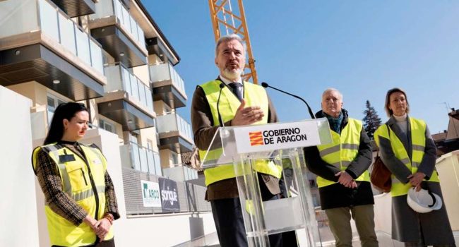 El presiente Azcón presentando las viviendas de La Merced,. | Foto: Fabián Simón - DGA
