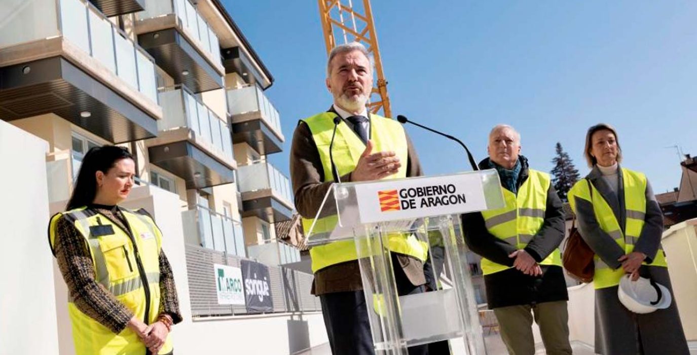 El presiente Azcón presentando las viviendas de La Merced,. | Foto: Fabián Simón - DGA