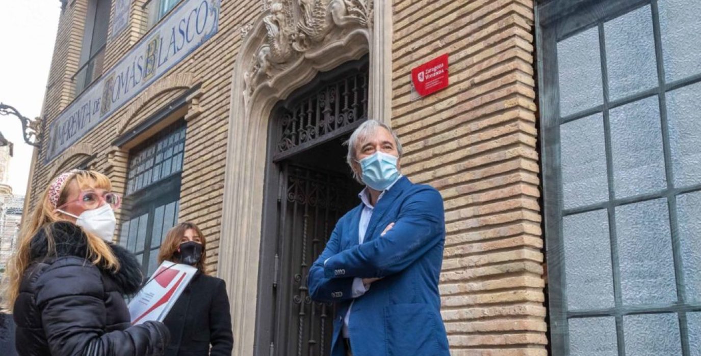Azcón apoyado en una de la viviendas de zaragoza vivienda