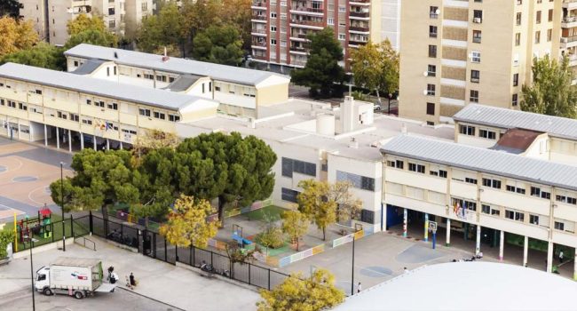 Una vista de ambos colegios antes de la colocación de una valla de separación entre ambos. | Foto: AMPA CEIP Doctor Azúa
