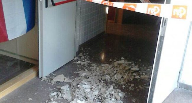 Parte del techo caído en el IES Azucarera.