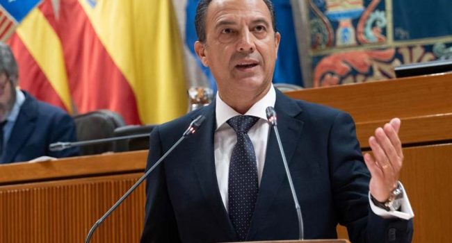 El consejero de Sanidad, José Luis Bancalero Flores, interviene en el pleno de las Cortes de Aragón. | Foto: Gobierno de Aragón