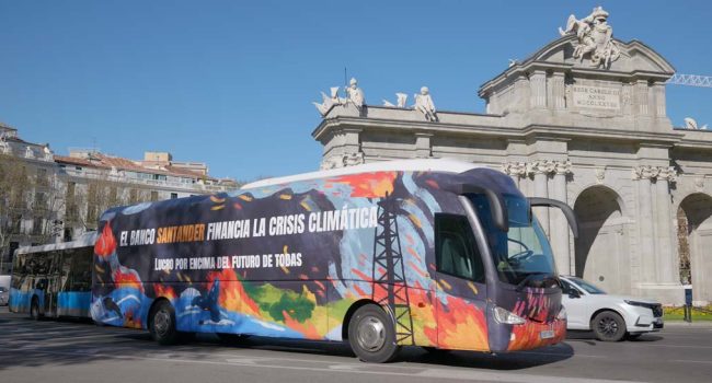Un autobús publicitario amplifica el mensaje por el centro de Madrid. | Foto: Ecologistas en Acción