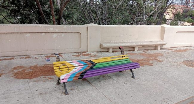 Banco con los colores de la bandera LGTBIQA+ en los alrededores de la Fuente Torán, en Teruel | Foto: CHA