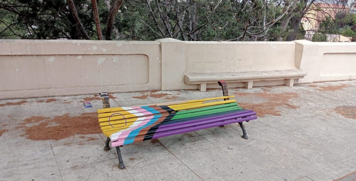 Banco con los colores de la bandera LGTBIQA+ en los alrededores de la Fuente Torán, en Teruel | Foto: CHA