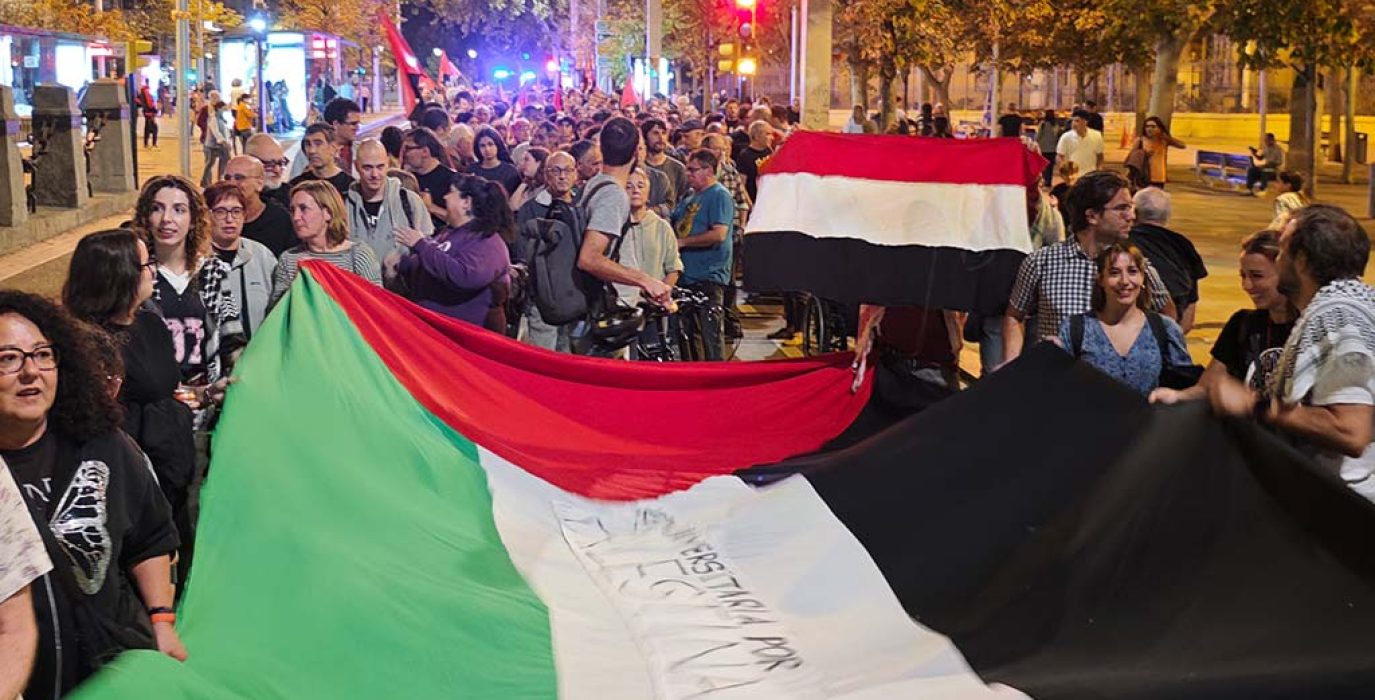 Bandera grande de la RUxP en la manifestación de la huelga por Palestina del 15 de octubre de 2025. | Foto: Pablo Híjar
