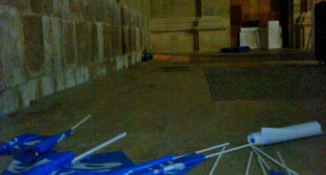 Banderas del PP abandonas en la plaza San Agustín por los asistentes al acto de inicio de campaña.