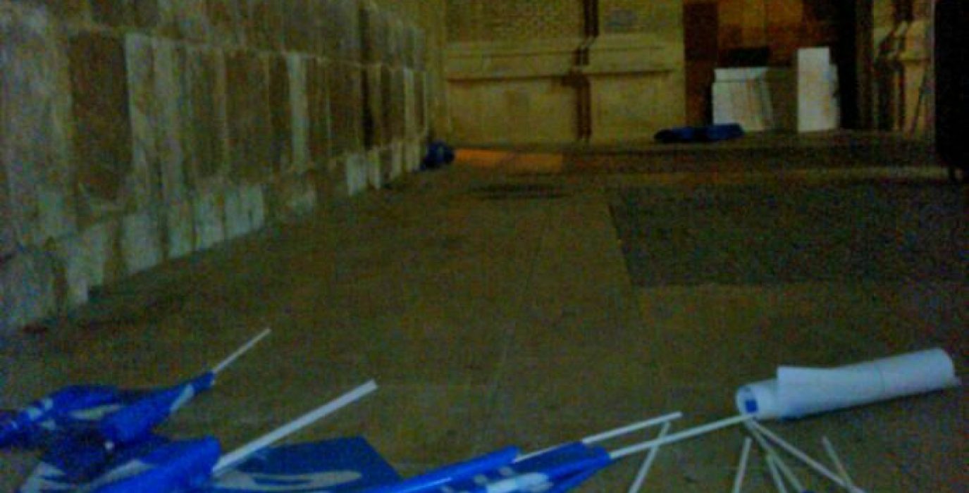 Banderas del PP abandonas en la plaza San Agustín por los asistentes al acto de inicio de campaña.