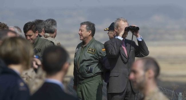 El ministro español de Defensa, Pedro Morenés, sigue unos ejercicios militares en Bardenas. Foto: Jagoba Manterola (Argazki Press)