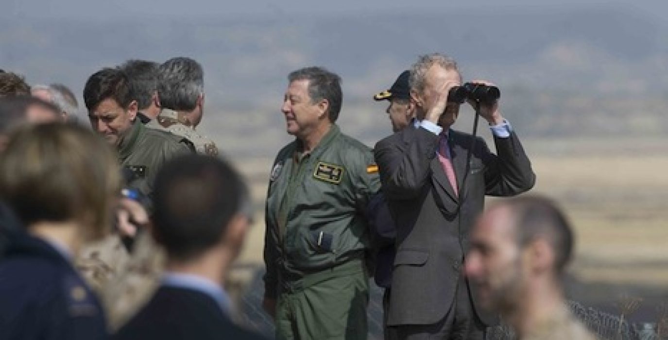 El ministro español de Defensa, Pedro Morenés, sigue unos ejercicios militares en Bardenas. Foto: Jagoba Manterola (Argazki Press)