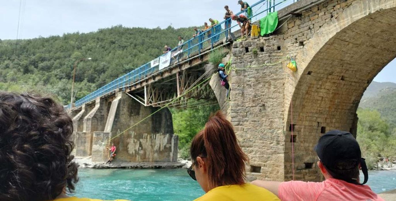 Un instante de las "olimpiadas barranquistas". | Foto: Club de Montaña Nabaín