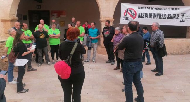 Un instante de la reunión mantenida en la Plaza del Ayuntamiento este lunes, 8 de abril. | Foto: PAMT