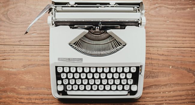 máquina de escribir para ilustrar esta jornada