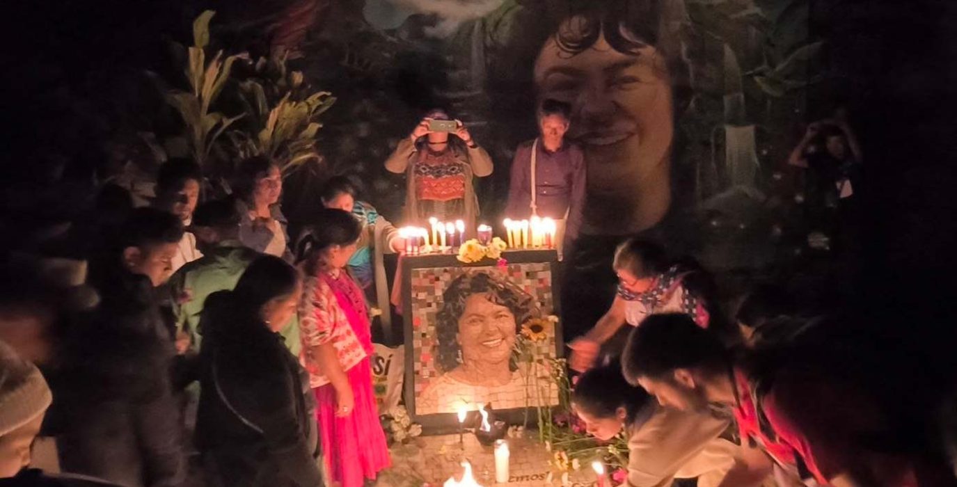 Imagen de archivo de un momento de recuerdo de la activista hondureña asesinada. | Foto: Servicio Especial (LM)