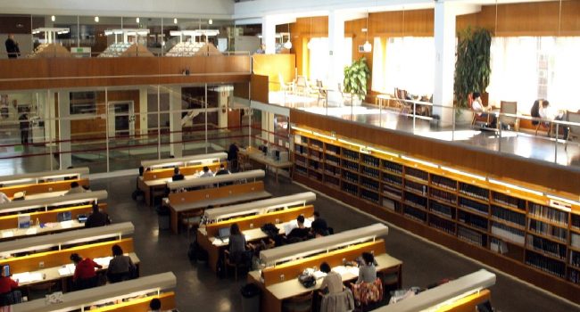Un libro y una linterna contra los recortes del PP en la Biblioteca Pública de Aragón