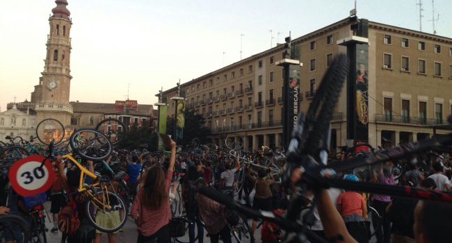 Miles de ciclistas levantan su bicicleta contra la modificación de la ordenanza en una manifestación histórica.