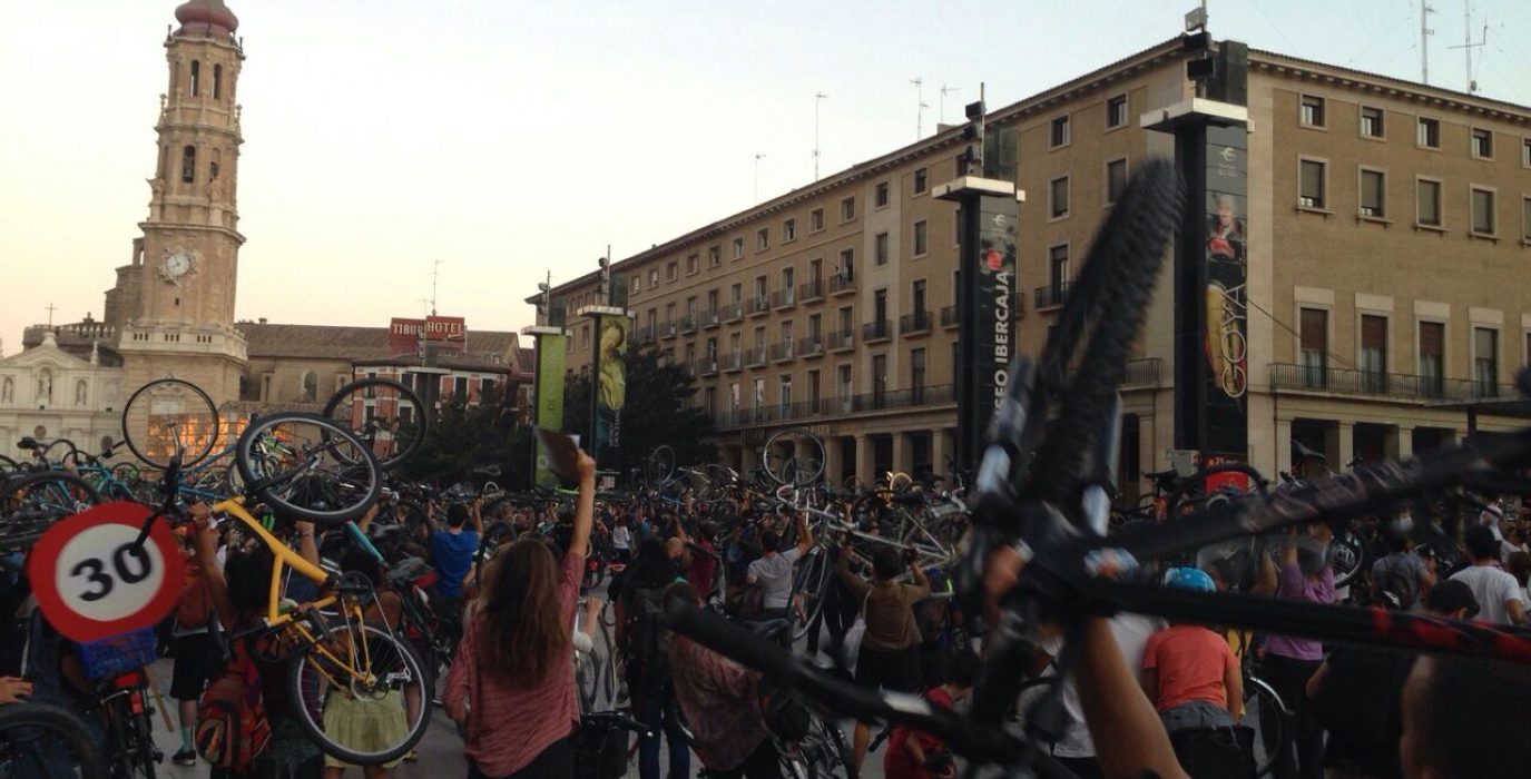 Miles de ciclistas levantan su bicicleta contra la modificación de la ordenanza en una manifestación histórica.