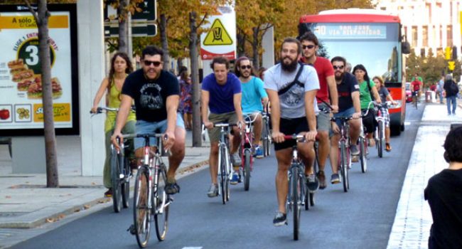 Ciclistas por el Paseo de la Independencia. Foto: El Ventano (Archivo)