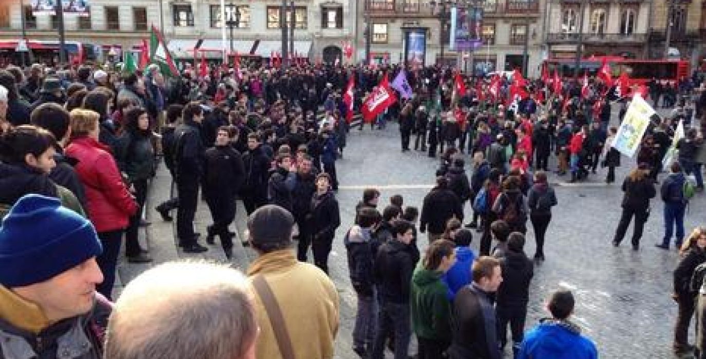 "Bilbo contra la troika". Minutos previos del inicio de la marcha contra el foro en el Arriaga. Foto: Ahotsa.info
