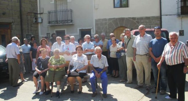 Vecinas y vecinos de Biscarrués en uno de los actos en defensa de la Sanidad. Foto: Ayuntamiento Biscarrués