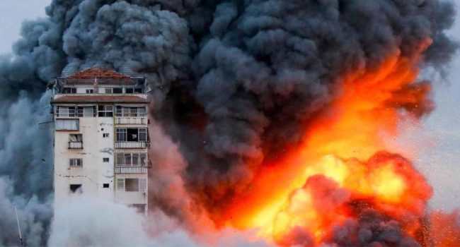 Bombardeo sobre un edificio civil en Gaza. Foto: UNRWA