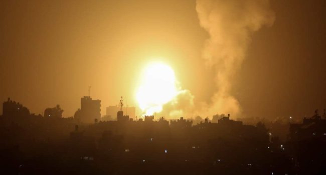 Bombardeo de Gaza Palestina por parte de Israel, ciudad en llamas
