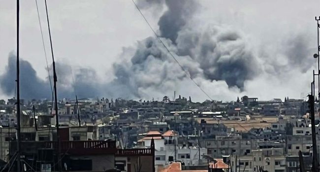 Ataque israelí, en la tarde de este lunes, contra una zona residencial en el este de Rafah. | Foto: @KufiyyaPS