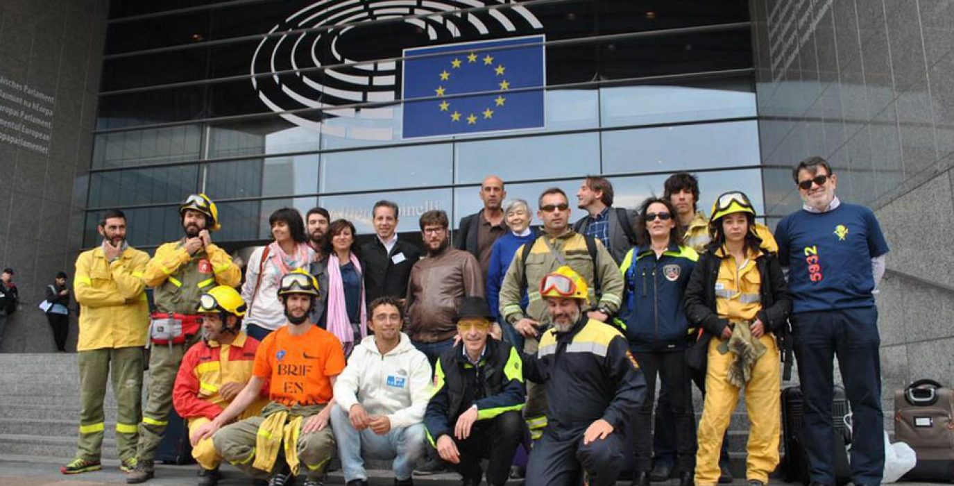 Trabajadores de Espacios Naturales y el Operativo de Prevención y Extinción de Incendios llevando sus reivindicaciones a Bruselas el pasado mes de mayo. Foto: @mcpodemos