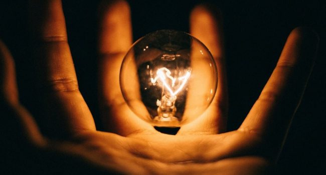 bombilla manos luz rohan makhecha unsplash
