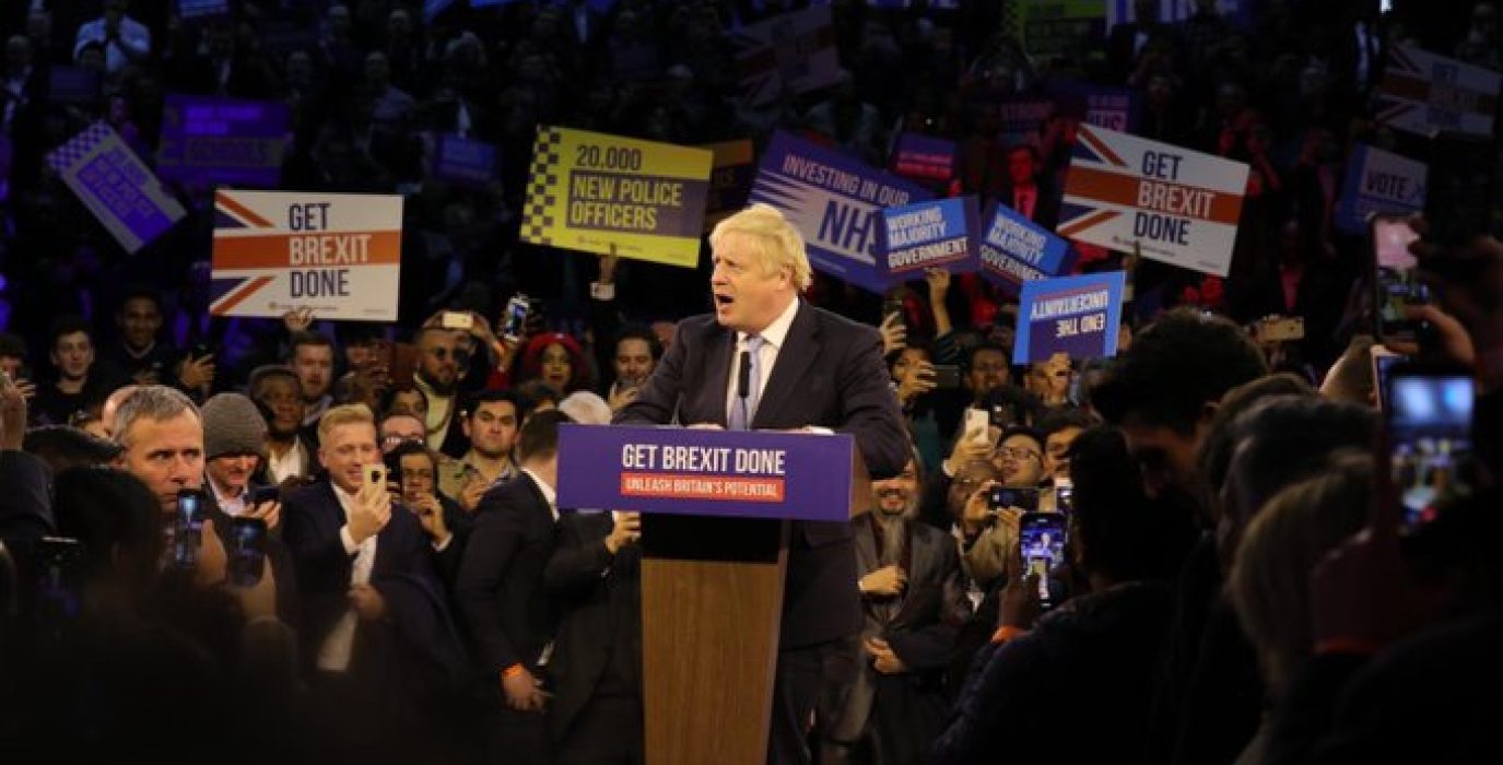 Boris Johnson dando un discurso