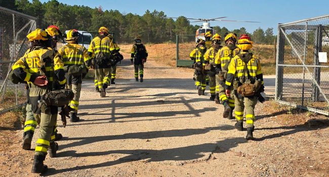 Una brigada de bomberos forestales de Soria se trasladan al incendio de las Peñas de Riglos. | Foto: BRIF Lubia