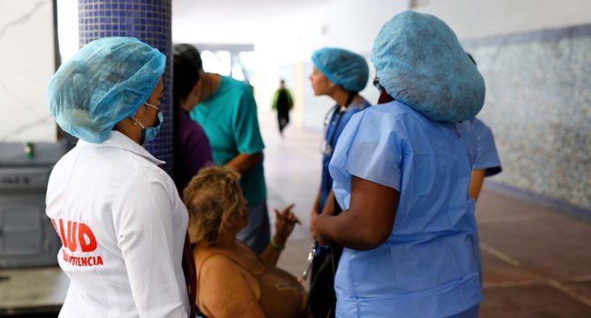 Brigadistas prestan atención médica en Caracas. | Foto: Vocesenlucha (LM)