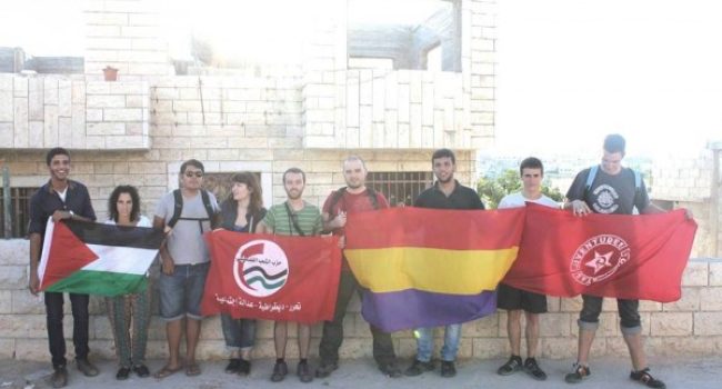 Carlos y David, acompañados de otros brigadistas en Gaza.
Foto: UJCE