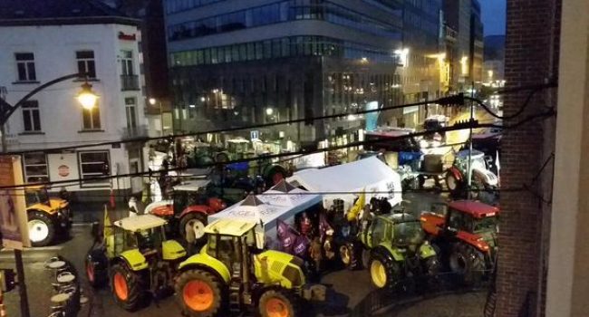 Los tractores han dejado vacíos los edificios oficiales de la UE. Foto del Twitter de Podemos Países Bajos.