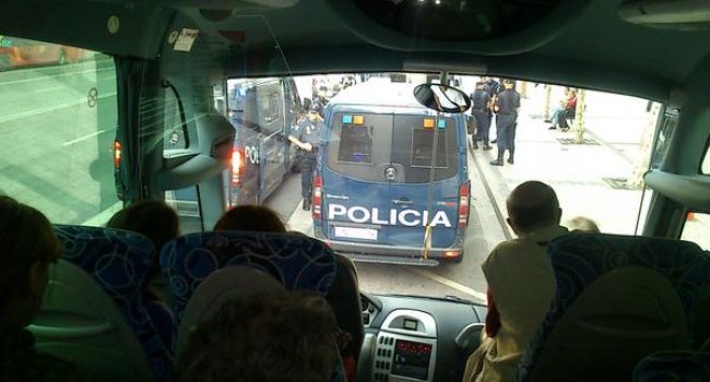 Autobús retenido en Zaragoza antes de partir a Madrid (25S). Foto: @PepePazYdesarme)