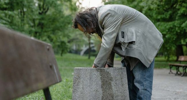 Una personas busca en una papelera algo para comer. | Foto: Pexels