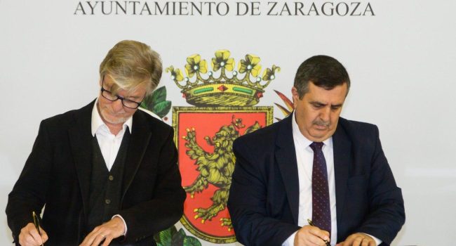 Pedro Santisteve y Antón Salman firmando el protocolo de Hermanamiento entre Zaragoza y Belén.