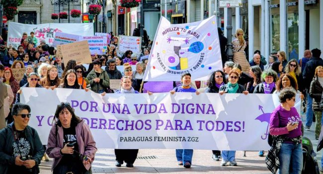 La pancarta de cabecera en la calle Alfonso. | Foto: Iker G. Izagirre / AraInfo