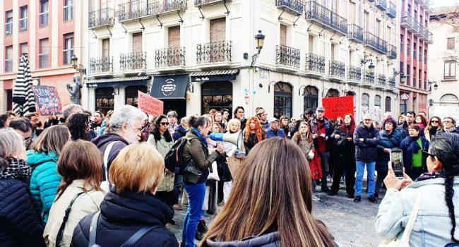 Un instante de la cacerolada. | Foto: AraInfo