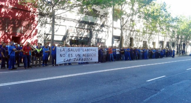 Imagen de la protesta llevada a cabo frente a la clínica Asepeyo.