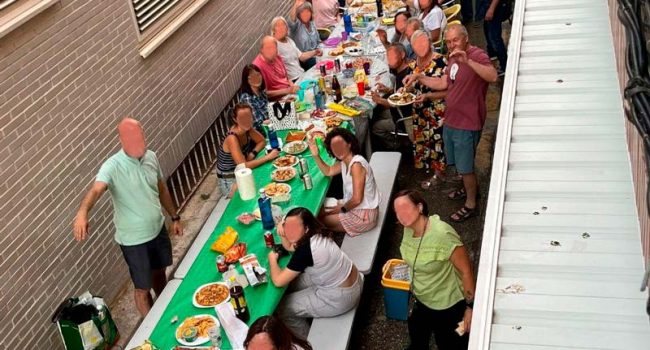Una imagen de una de las cenas "a la fresca" del vecindario de la calle Esperanza