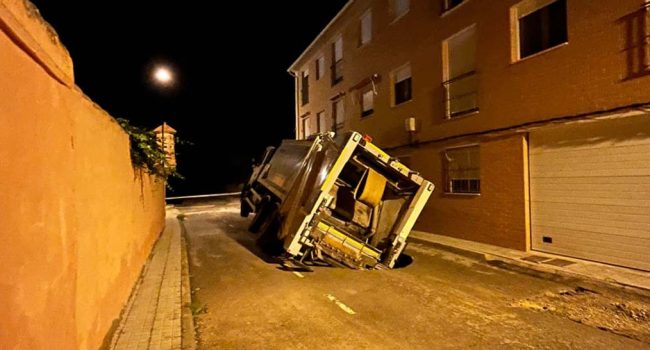 El camión hundido en la calle Barrio del Carmen. | Foto: Asociación de Vecinos del Barrio del Carmen y Colindantes