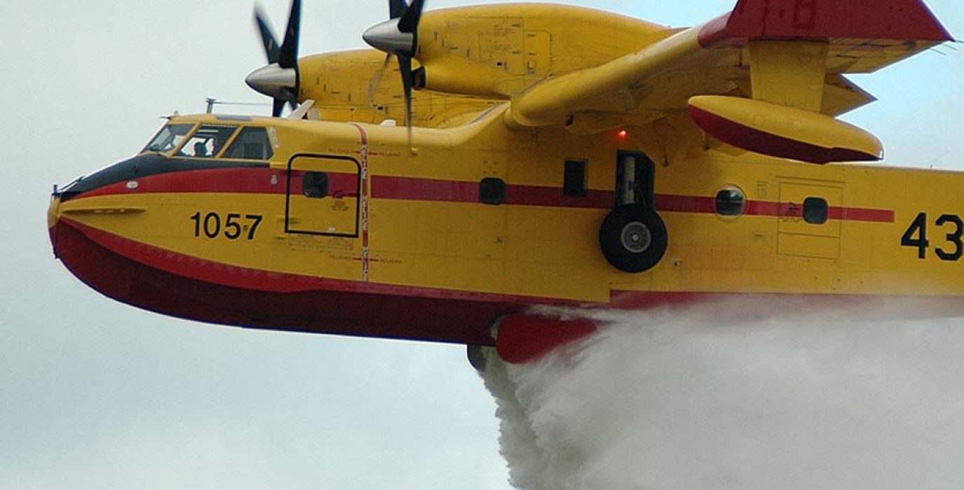 Una unidad Canadair CL-215 operando en un incendio. | Foto: Sergio Echeverria, Wikipedia