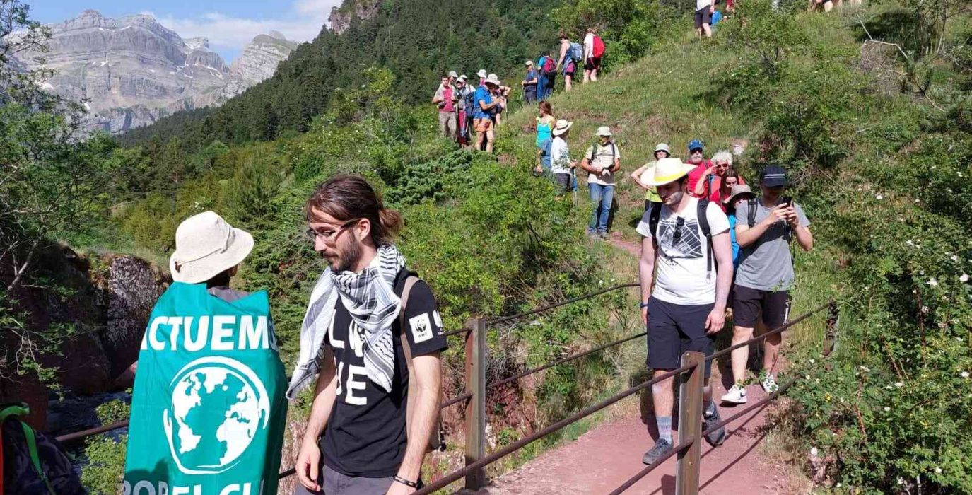 un grupo de personas recorriendo un camino de Canal Roya