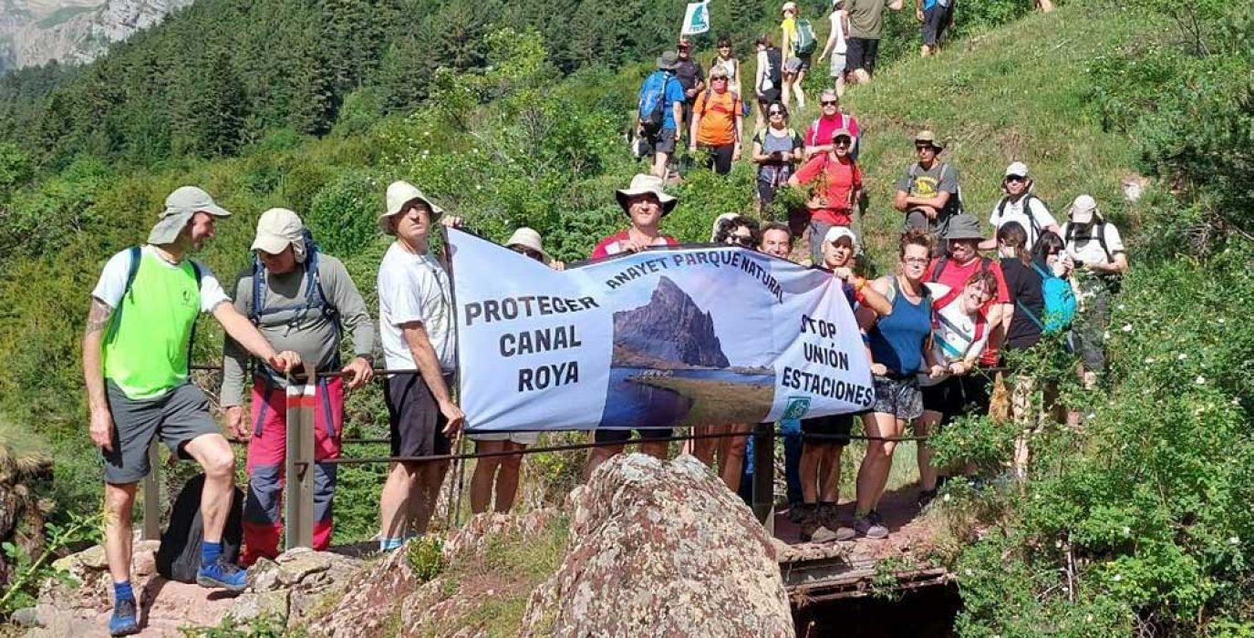 varias personas de la plataforma en defensa de las montañas en canal roya