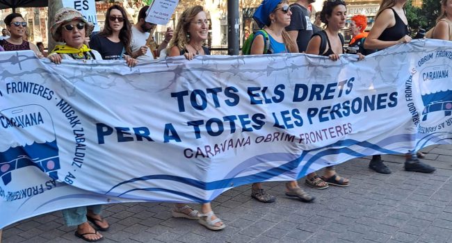 Manifestación por el centro de Perpinyà por los derechos de las personas migrantes y en denuncia de las políticas racistas de la extrema derecha. Foto: Carles Valls