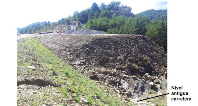 Esta fotografía -de IU- ilustra el nivel de la antigua carretera y por dónde discurren las obras.